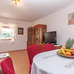 Three-bedroom In Vakantiehuis Oklaj