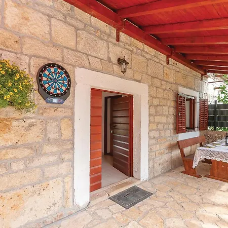 Three-bedroom In Oklaj