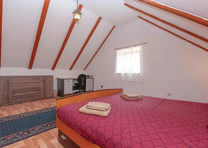 Three-bedroom In Oklaj