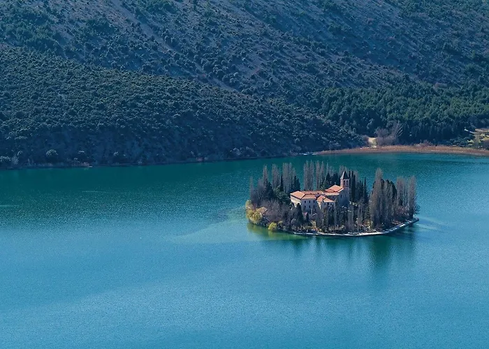 Three-bedroom In Oklaj